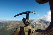 51 Zaino, corda, picozza con vista verso le Alpi Orobie...